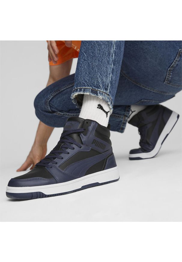 Buty do chodzenia męskie Puma 08 Rebound V6 Mid. Zapięcie: sznurówki. Kolor: biały, wielokolorowy, niebieski, czarny. Materiał: guma, materiał, skóra, syntetyk. Szerokość cholewki: normalna. Sport: turystyka piesza