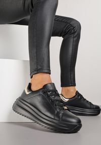 Renee - Czarne Sneakersy na Platformie z Tłoczeniem i Perforacją Anirriva. Kolor: czarny. Obcas: na platformie