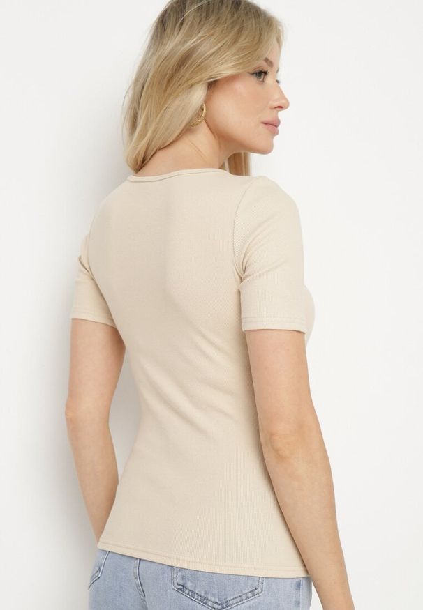 Born2be - Beżowy Prążkowany T-shirt z Bawełny Ozdobiony Guzikami Tasavia. Okazja: na co dzień. Kolor: beżowy. Materiał: bawełna, prążkowany. Wzór: aplikacja. Styl: klasyczny, elegancki, casual