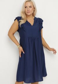 Born2be - Niebieska Sukienka Pudełkowa z Bawełną i Trójkątnym Dekoltem Ozdobiona Falbankami Vikirva. Okazja: na randkę, na co dzień. Typ kołnierza: kołnierz z falbankami. Kolekcja: plus size. Kolor: niebieski. Wzór: aplikacja. Typ sukienki: proste, dla puszystych. Materiał: bawełna. Długość rękawa: długi rękaw. Styl: elegancki, casual, klasyczny #1