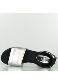 Inna - Sandały z połyskującym srebrnym paskiem skórzane czarne Sempre-36. Zapięcie: pasek. Kolor: czarny, wielokolorowy, srebrny. Materiał: skóra. Styl: klasyczny, elegancki #3