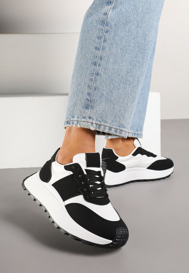 Renee - Czarne Sneakersy w Streetwearowym Stylu na Platformie Nonarisa. Okazja: na co dzień. Nosek buta: okrągły. Kolor: czarny. Materiał: jeans. Wzór: aplikacja. Obcas: na platformie