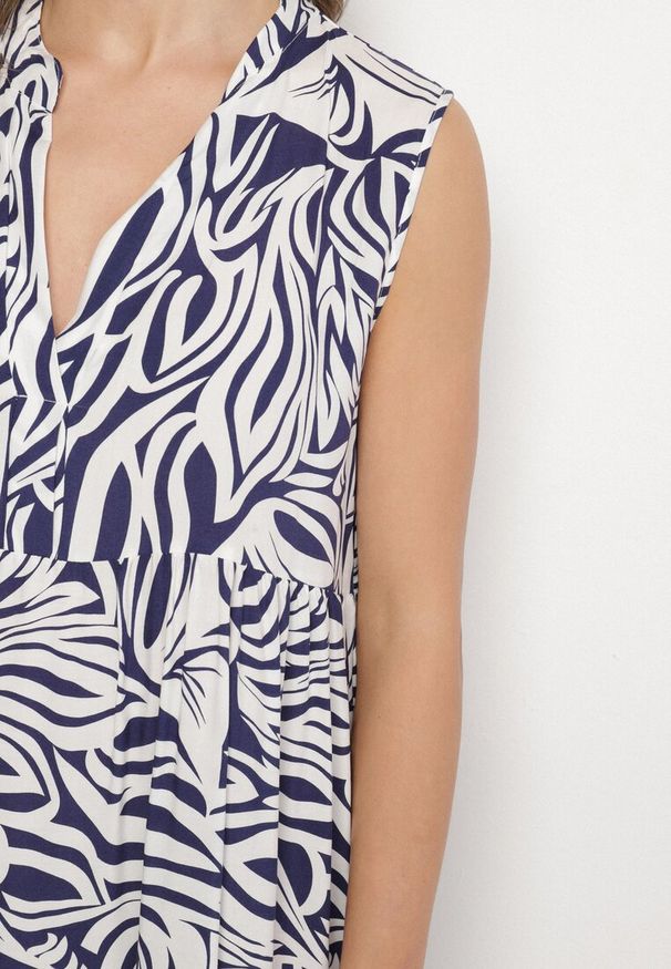 Born2be - Granatowa Bawełniana Rozkloszowana Sukienka z Geometrycznym Wzorem Annivaria. Okazja: na co dzień. Typ kołnierza: dekolt w kształcie V. Kolor: niebieski. Materiał: bawełna. Wzór: geometria. Typ sukienki: rozkloszowane. Styl: klasyczny, casual, elegancki