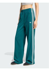Adidas - adidas Spodnie dresowe FIREBIRD Zielony Loose Fit. Kolor: zielony. Materiał: dresówka #1