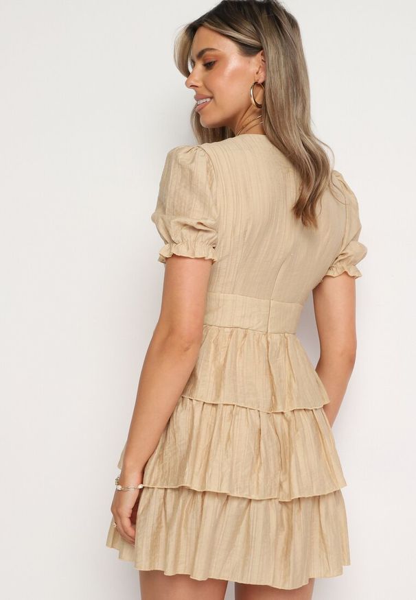 Born2be - Beżowa Sukienka o Rozkloszowanym Kroju z Bufiastymi Rękawami i Falbankami Elfea. Typ kołnierza: kołnierz z falbankami. Kolor: beżowy. Materiał: włókno. Styl: klasyczny