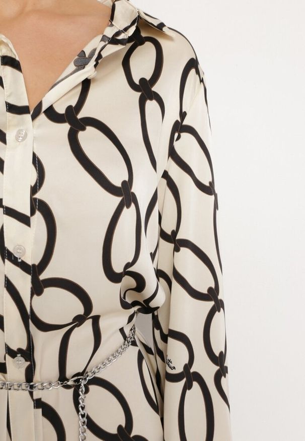 Born2be - Jasnobeżowa Sukienka w Geometryczny Wzór z Satynowego Materiału z Metalicznym Łańcuszkiem Nastar. Kolor: beżowy. Materiał: satyna, materiał. Wzór: geometria. Styl: elegancki