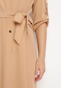 Born2be - Beżowa Rozkloszowana Sukienka Maxi z Koszulową Górą i Wiązanym Paskiem Indiga. Kolor: beżowy. Materiał: materiał. Wzór: jednolity. Typ sukienki: koszulowe. Długość: maxi #4