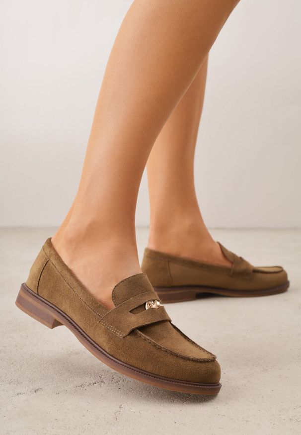 Born2be - Zielone Mokasyny VICES z Wkładką ze Skóry Naturalnej i Metaliczną Aplikacją Nanora. Nosek buta: okrągły. Kolor: beżowy. Materiał: skóra. Wzór: aplikacja. Obcas: na obcasie. Styl: klasyczny. Wysokość obcasa: niski