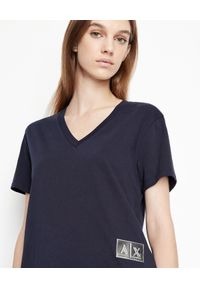 Armani Exchange - ARMANI EXCHANGE - Granatowy bawełniany T-shirt w serek. Typ kołnierza: dekolt w serek. Kolor: niebieski. Materiał: bawełna. Wzór: aplikacja #5
