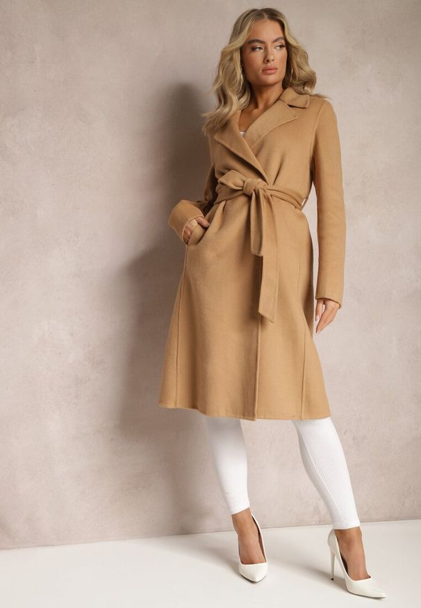 Renee - Brązowy Gładki Płaszcz z Materiałowym Paskiem i Zapięciem na Napy Arkella. Kolor: brązowy. Materiał: materiał. Wzór: gładki. Sezon: wiosna, jesień