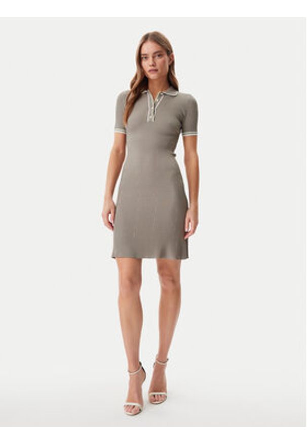 Guess Sukienka dzianinowa W5GK84 Z3L10 Beżowy Regular Fit. Kolor: beżowy. Materiał: wiskoza
