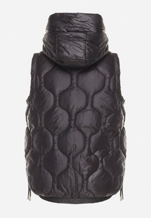 Born2be - Czarna Pikowana Kamizelka z Odpinanym Kapturem i Ściągaczami Liosta. Okazja: na spotkanie biznesowe, na co dzień. Kolor: czarny. Materiał: jeans. Styl: biznesowy, casual