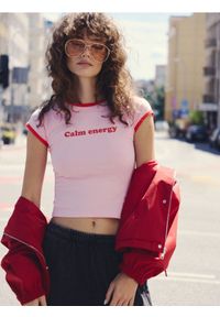 Reserved - Dopasowany t-shirt z napisem - różowy. Kolor: różowy. Materiał: bawełna, dzianina. Wzór: napisy