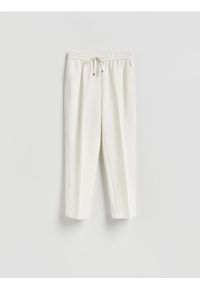 Reserved - Spodnie z kantem - biały. Kolor: biały. Materiał: tkanina, wiskoza #1
