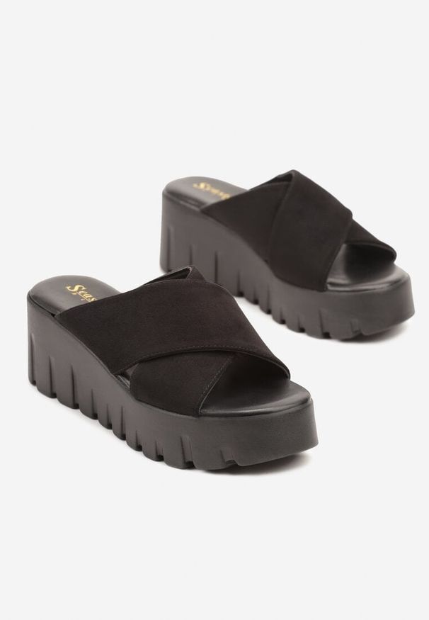 Renee - Czarne Klapki na Platformie i Koturnie z Tłoczeniem Adives. Okazja: na co dzień. Kolor: czarny. Materiał: jeans. Obcas: na koturnie. Styl: casual