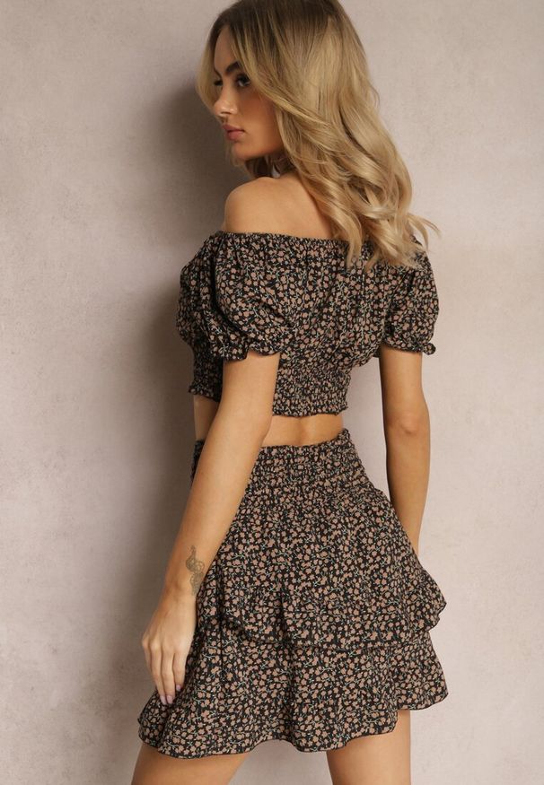 Renee - Czarny Komplet w Kwiaty 2-Częściowy Top w Stylu Hiszpanki i Spódnica z Falbanką Crispa. Kolor: czarny. Materiał: materiał. Wzór: kwiaty