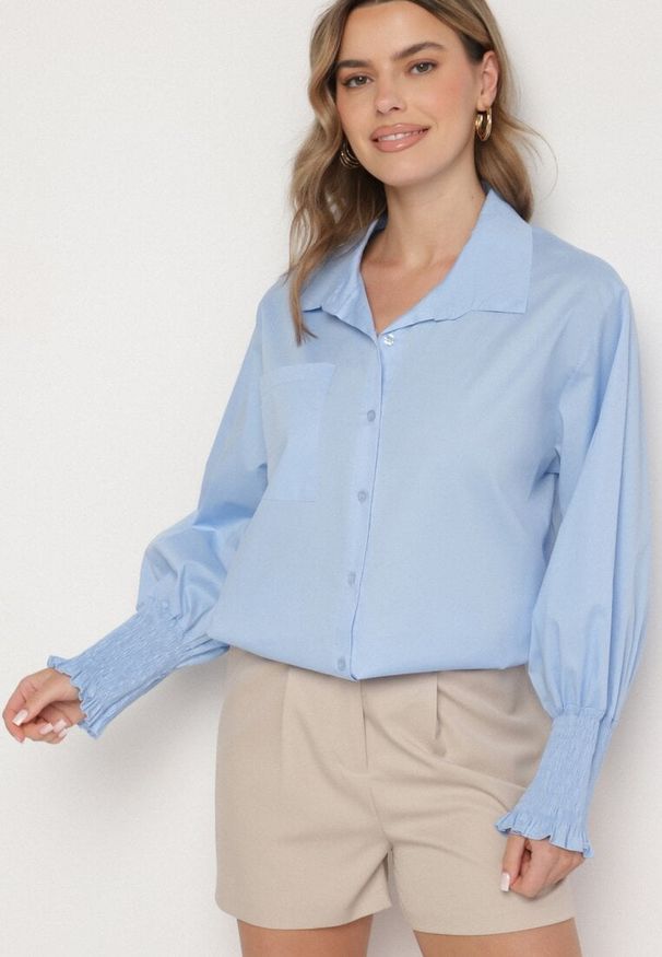 Born2be - Niebieska Bawełniana Koszula z Marszczonymi Rękawami i Falbankami Tanandoria. Okazja: na co dzień. Typ kołnierza: kołnierz z falbankami. Kolor: niebieski. Materiał: bawełna. Długość: długie. Wzór: aplikacja. Styl: casual, elegancki