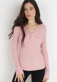 Born2be - Jasnoróżowy Sweter Ampippe. Kolor: różowy. Materiał: dzianina, prążkowany. Długość rękawa: długi rękaw. Długość: długie. Wzór: jednolity, aplikacja