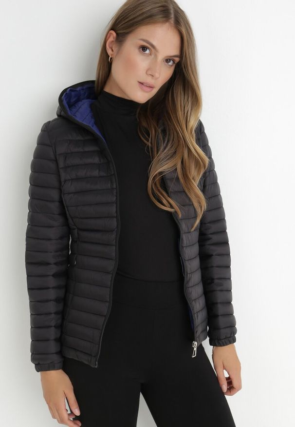 Born2be - Czarna Kurtka Pikowana Antygonne. Okazja: na co dzień. Kolor: czarny. Długość rękawa: długi rękaw. Długość: długie. Wzór: aplikacja. Styl: casual, klasyczny