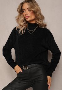 Renee - Czarny Puchaty Golf z Długim Rękawem i Ściągaczami Caelina. Typ kołnierza: golf. Kolor: czarny. Materiał: dzianina. Długość rękawa: długi rękaw. Długość: długie. Sezon: jesień, zima. Styl: klasyczny