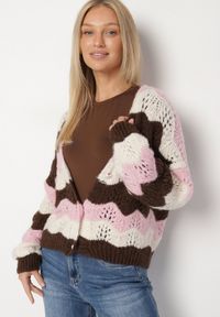 Born2be - Różowy Kardigan w Ażurowy Wzór z Dodatkiem Wełny i Wiskozy Esilla. Okazja: na co dzień. Typ kołnierza: dekolt w kształcie V. Kolor: różowy. Materiał: wełna, wiskoza. Długość: długie. Wzór: ażurowy. Styl: casual, elegancki, klasyczny #6