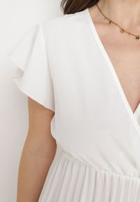 Born2be - Biała Rozkloszowana Sukienka Midi z Kopertową Górą i Plisowanym Dołem Alissu. Kolor: biały. Typ sukienki: kopertowe. Styl: klasyczny, elegancki. Długość: midi #7