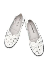 Półbuty damskie Vinceza, cholewka ze skóry naturalnej licowej z ażurową perforacją wsuwany fason z ozdobną kokardą na płaskiej podeszwie, białe, 9539. Okazja: na co dzień. Kolor: biały. Materiał: skóra. Szerokość cholewki: normalna. Wzór: ażurowy. Obcas: na płaskiej podeszwie. Styl: elegancki, casual #6