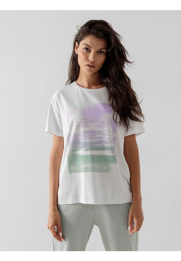 4f - T-shirt oversize z nadrukiem damski. Kolor: biały. Materiał: materiał. Wzór: nadruk