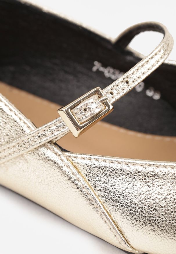 Born2be - Złote Płaskie Balerinki w Stylu Mary Jane Ozdobione Paskiem Kikizelle. Okazja: na co dzień, na spotkanie biznesowe. Zapięcie: pasek. Kolor: złoty. Materiał: bawełna. Wzór: aplikacja. Styl: retro, biznesowy, elegancki, casual, klasyczny