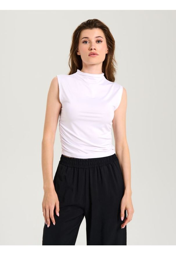 Sinsay - Bluzka ze stójką i marszczeniami po bokach - biały. Typ kołnierza: kołnierzyk stójkowy. Kolor: biały