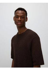 Reserved - Sweter z krótkim rękawem - ciemnobrązowy. Kolor: brązowy. Materiał: dzianina, bawełna. Długość rękawa: krótki rękaw. Długość: krótkie