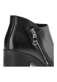 Czarne Botki Armodo Modne Buty Na Obcasie. Kolor: czarny. Materiał: skóra. Wzór: grochy. Obcas: na obcasie. Styl: elegancki, wizytowy. Wysokość obcasa: średni