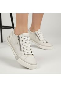 Trampki damskie Mustang, cholewka ze skóry ekologicznej perforowana konstrukcja sznurowanie uzupełnione bocznym zamkiem niska stabilna podeszwa zapew. Okazja: na co dzień. Zapięcie: sznurówki. Kolor: biały. Materiał: skóra ekologiczna. Szerokość cholewki: normalna. Styl: casual, elegancki, sportowy, klasyczny #9