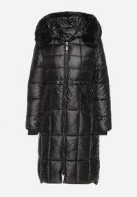 Born2be - Czarna Pikowana Kurtka z Kapturem z Futerkiem z Możliwością Odpięcia Ściągana w Talii Ravanna. Okazja: na co dzień. Typ kołnierza: kaptur. Kolor: czarny. Materiał: futro. Styl: casual, elegancki #3