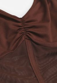 Renee - Brązowe Body Vices o Fasonie Longsleeve z Dekoltem w Kształcie V Asstre. Okazja: na co dzień, na randkę. Typ kołnierza: dekolt w kształcie V. Kolor: brązowy. Materiał: skóra, jeans. Długość rękawa: długi rękaw. Długość: długie. Styl: casual, klasyczny #5