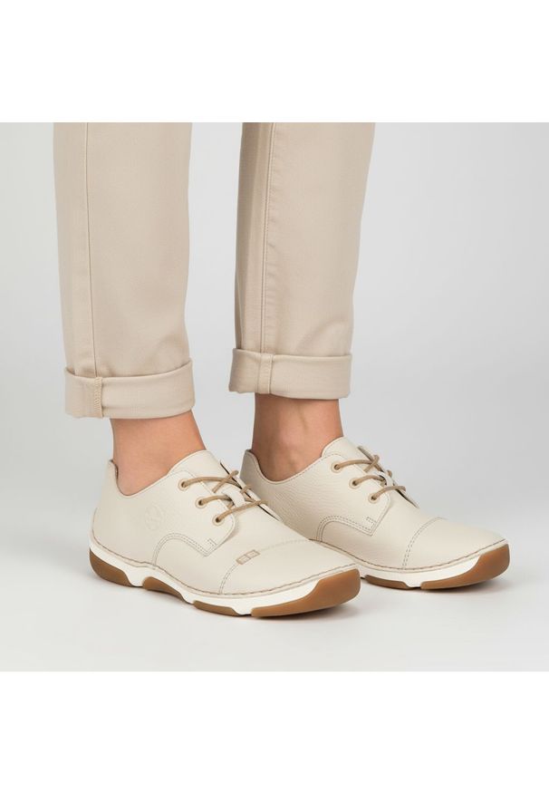 Półbuty damskie Rieker, niska klasyczna forma z wiązaniem elastyczna podeszwa zapewniająca komfort chodzenia, białe, 55920-80. Okazja: na spacer, na co dzień. Zapięcie: sznurówki. Kolor: biały. Materiał: skóra ekologiczna. Styl: klasyczny