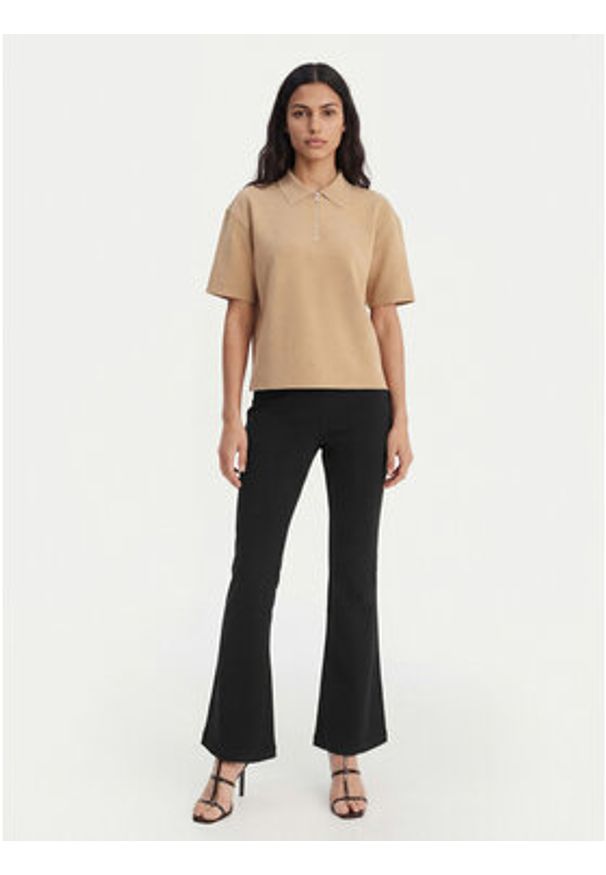 Calvin Klein Polo LV044E241G Beżowy Relaxed Fit. Typ kołnierza: polo. Kolor: beżowy. Materiał: syntetyk