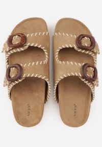 Renee - Beżowe Klapki VICES z Klamrami w Drewnianym Stylu i z Przeszyciami Nerineira. Kolor: brązowy. Sezon: wiosna, lato. Styl: boho, elegancki #4