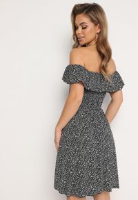 Born2be - Czarna Bawełniana Sukienka z Hiszpańskim Dekoltem i Marszczoną Górą w Kwiaty Samorea. Okazja: na co dzień. Kolor: czarny. Materiał: bawełna. Wzór: kwiaty. Styl: casual, elegancki #6