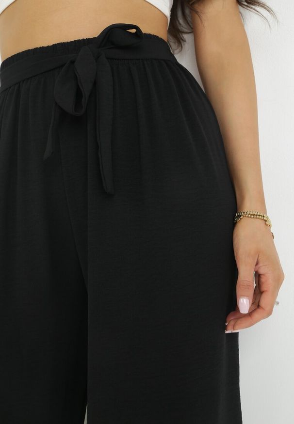 Born2be - Czarne Szerokie Spodnie z Materiałowym Paskiem i Gumką w Talii Dellisa. Kolor: czarny. Materiał: materiał