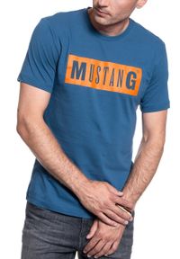 Mustang - MUSTANG TSHIRT Alex C LOGO Tee ENSIGN BLUE 1009738 5229. Okazja: na imprezę, na co dzień. Materiał: jeans, tkanina, materiał, bawełna. Długość rękawa: krótki rękaw. Długość: krótkie. Wzór: nadruk. Styl: klasyczny, casual #6