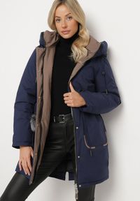 Born2be - Granatowa Kurtka Parka z Kapturem i Ozdobną Zawieszką Ściągana w Pasie Zerilie. Okazja: na co dzień, na spacer. Typ kołnierza: kaptur. Kolor: niebieski. Materiał: jeans. Styl: klasyczny, casual, elegancki #4