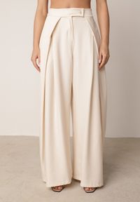 Born2be - Beżowe Spodnie Garniturowe z Szerokimi Nogawkami i Zakładkami w Talii Savara. Okazja: do pracy, na co dzień, na spotkanie biznesowe. Stan: podwyższony. Kolor: beżowy. Styl: elegancki, biznesowy, casual #4