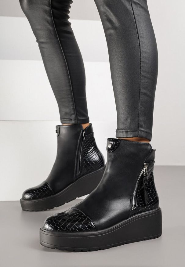 Renee - Czarne Botki Vices z Imitacji Skóry na Platformie Ozdobione Tłoczeniem Faleressa. Okazja: na co dzień. Zapięcie: zamek. Kolor: czarny. Materiał: skóra. Wzór: aplikacja. Obcas: na platformie. Styl: casual