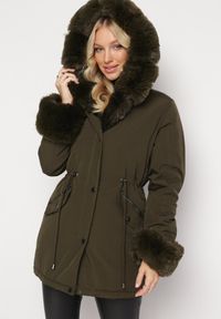 Born2be - Ciemnozielona Kurtka Parka z Futerkiem i Ściągaczem Hegade. Kolor: zielony. Materiał: futro. Wzór: aplikacja