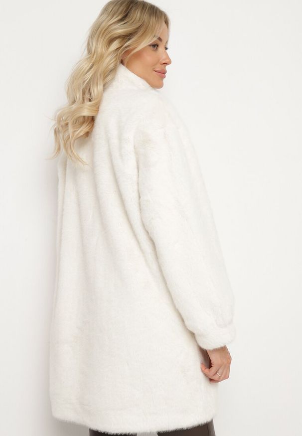 Born2be - Jasnobeżowy Futrzany Płaszcz ze Stójką i Kieszeniami Salinea. Typ kołnierza: kołnierzyk stójkowy. Kolor: beżowy. Materiał: futro. Długość rękawa: długi rękaw. Długość: długie. Sezon: jesień, zima. Styl: wizytowy, klasyczny