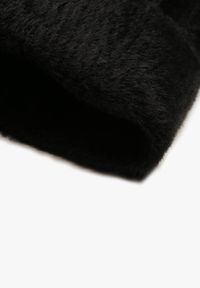 Renee - Czarna Czapka Beanie z Wiskozą Wełną i Naszywką Zolirra. Kolor: czarny. Materiał: wełna, wiskoza. Wzór: aplikacja. Styl: casual, elegancki