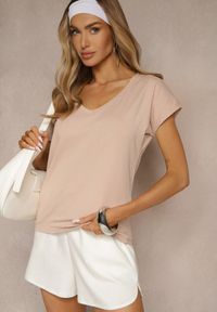 Renee - Beżowy T-shirt z Bawełny z Dekoltem w Serek Linithiela. Okazja: na co dzień. Typ kołnierza: dekolt w serek. Kolor: beżowy. Materiał: bawełna. Styl: casual