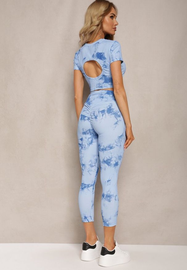 Renee - Niebieski Komplet Sportowy z Printem Tie-Dye z Koszulką Cropped i Legginsami Davenia. Kolor: niebieski. Wzór: nadruk