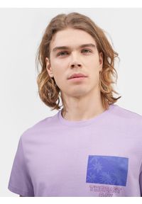 4f - T-shirt regular z nadrukiem męski. Kolor: fioletowy. Materiał: bawełna. Wzór: nadruk